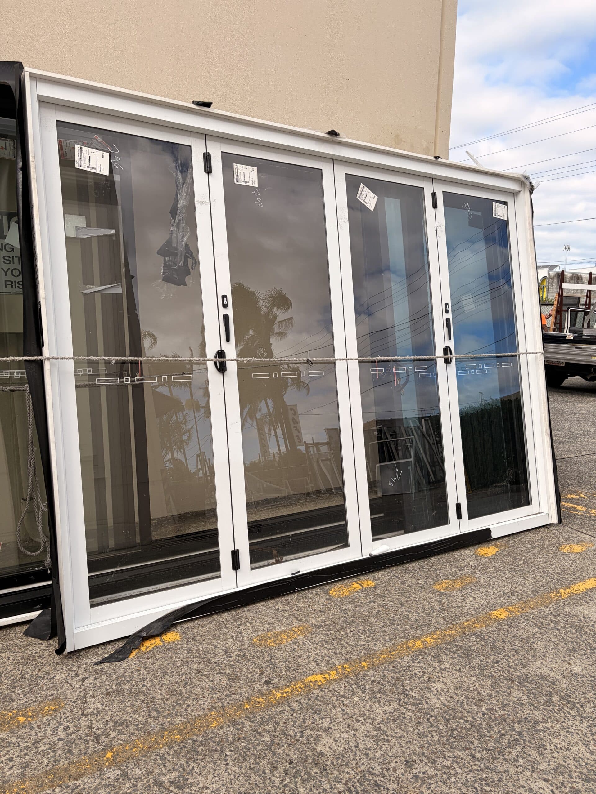 Bifold Door – 2400h x 3810w Pearl White w/ Clear Glass *Factory 2nd* 45694